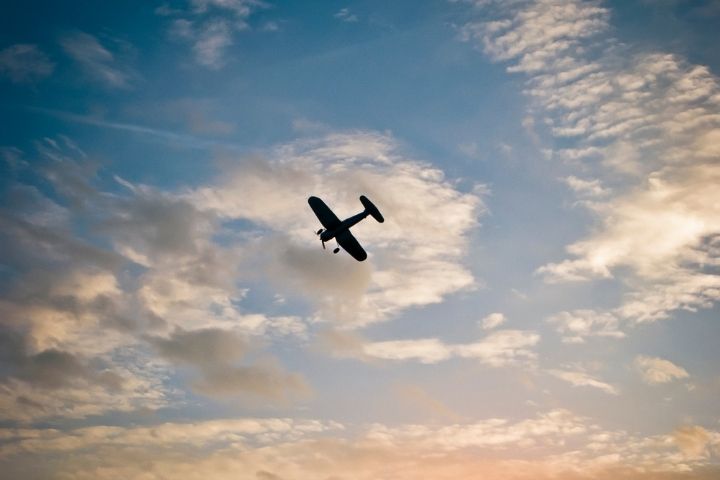 avião pequeno voando